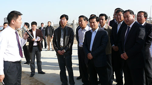 4月29日，自治区主席王正伟视察指导翔达牧场工作。