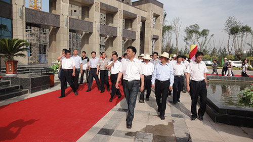 7月4日，吴忠市委书记白雪山一行视察“黄河外滩”项目。